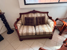 Cargar imagen en el visor de la galería, Sala Clásica Estilo Señorial. 3 Sillones y 3 Mesas Color Caoba
