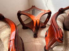 Cargar imagen en el visor de la galería, Sala Clásica Estilo Señorial. 3 Sillones y 3 Mesas Color Caoba
