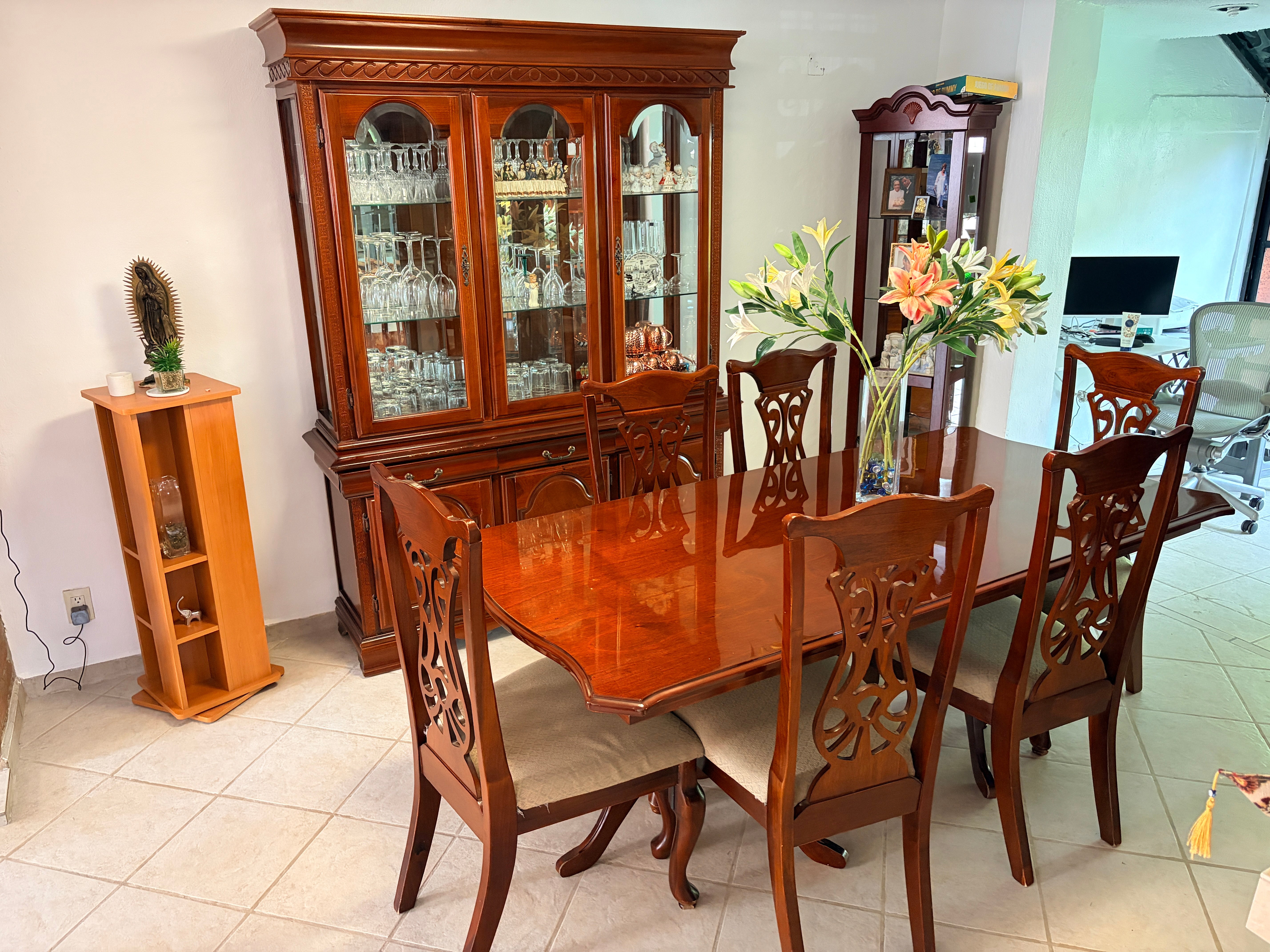 Comedor Estilo Clásico con Vitrina para 6 personas
