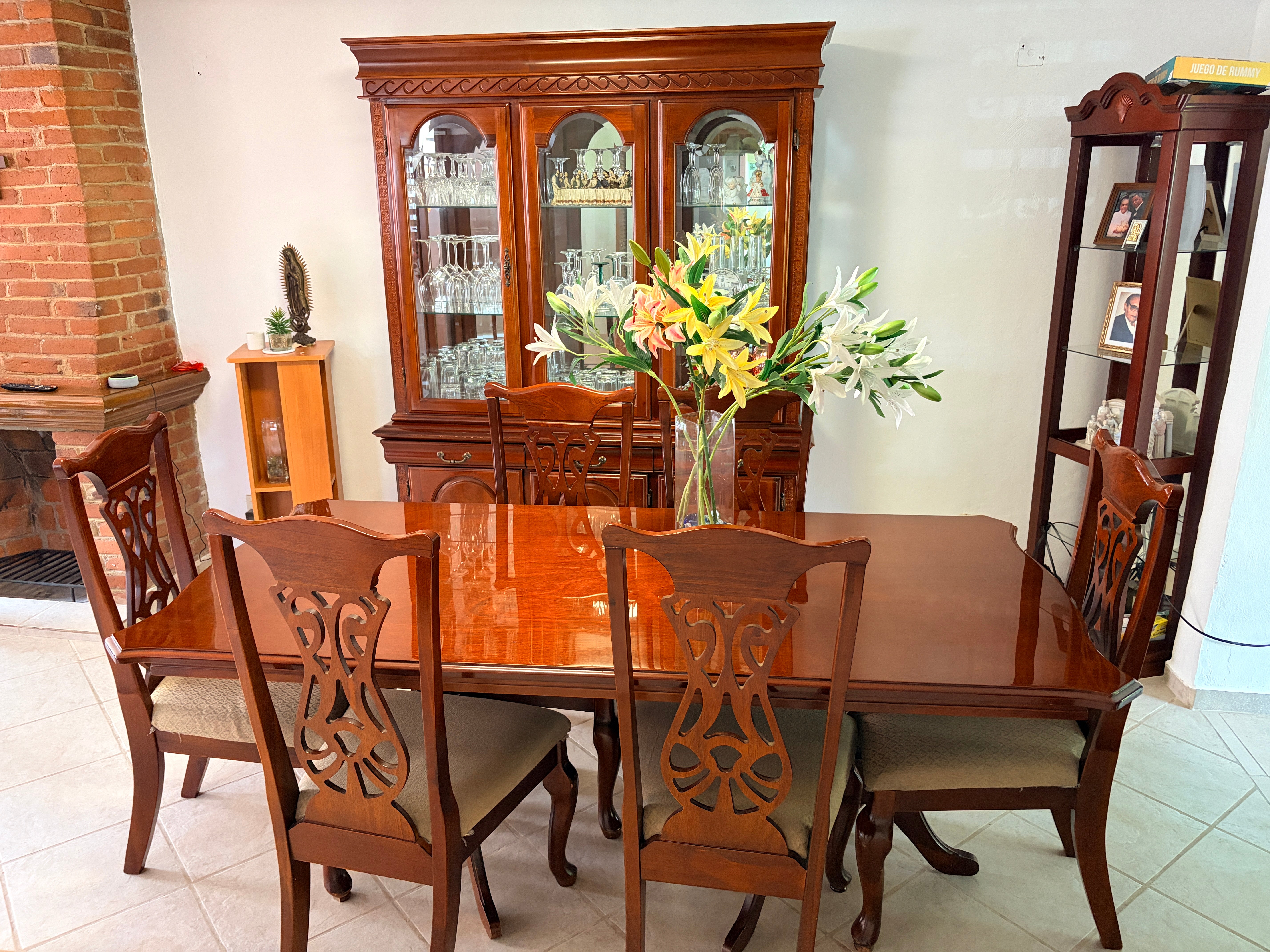 Comedor Estilo Clásico con Vitrina para 6 personas