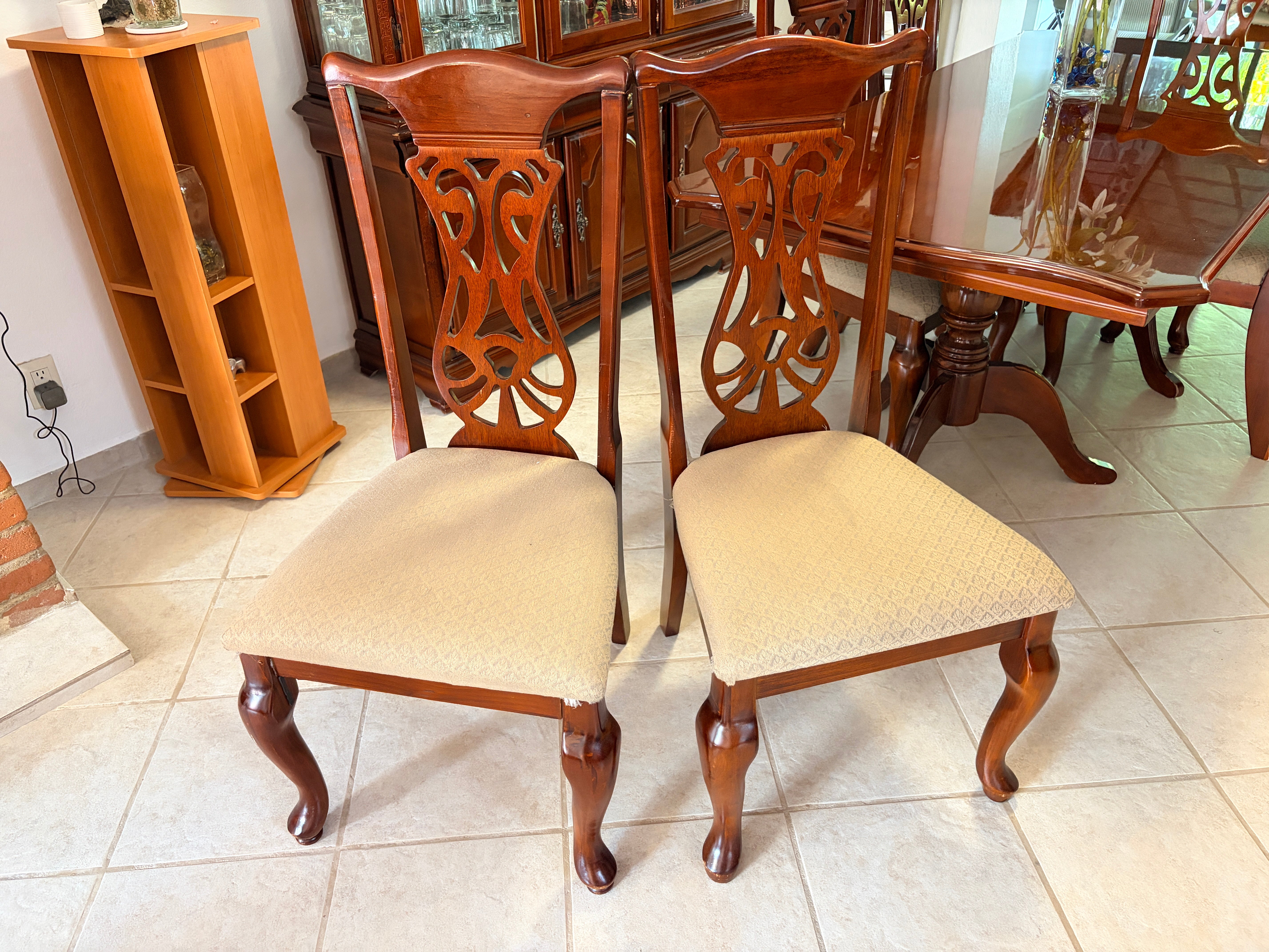 Comedor Estilo Clásico con Vitrina para 6 personas