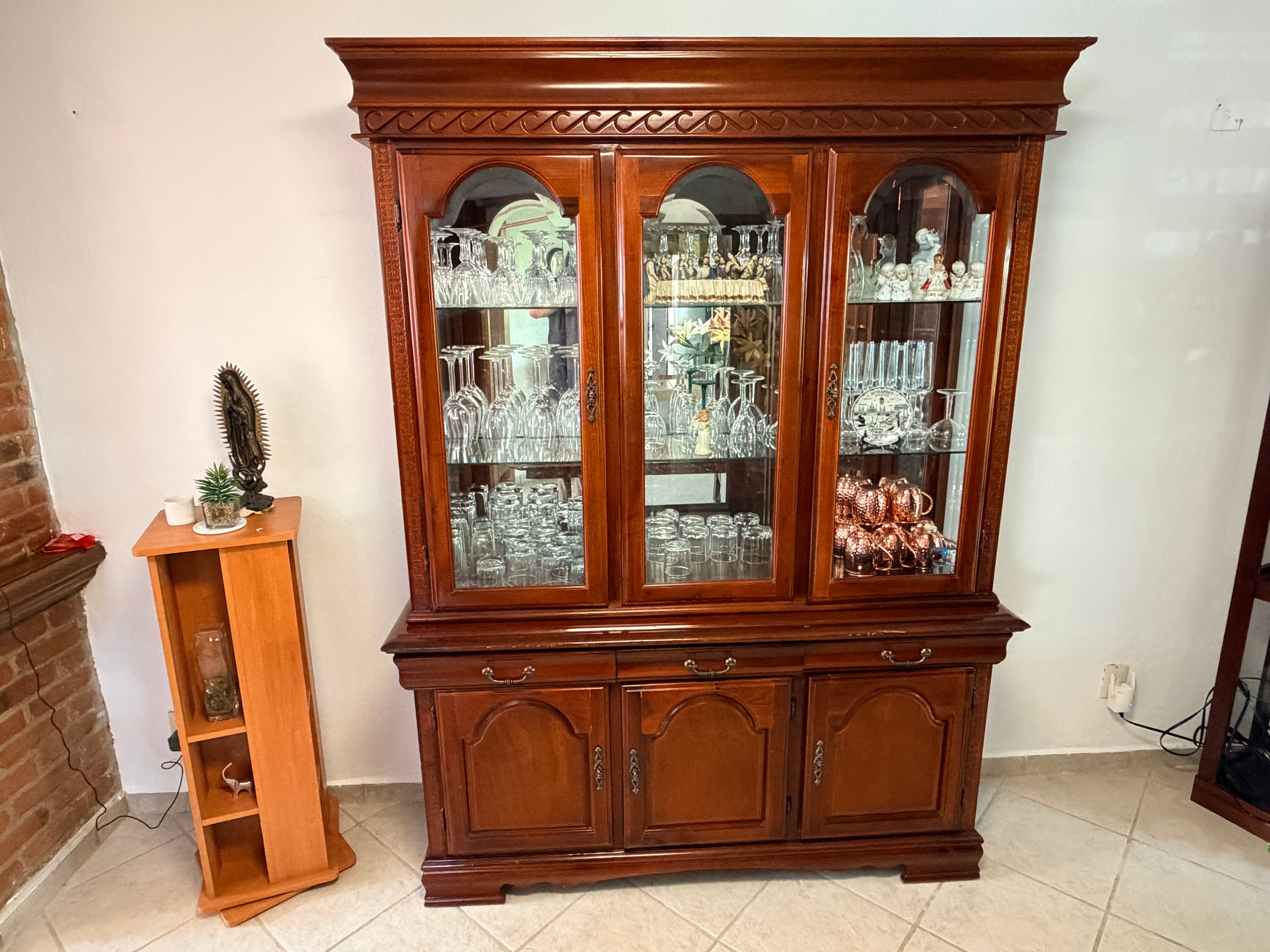 Comedor Estilo Clásico con Vitrina para 6 personas