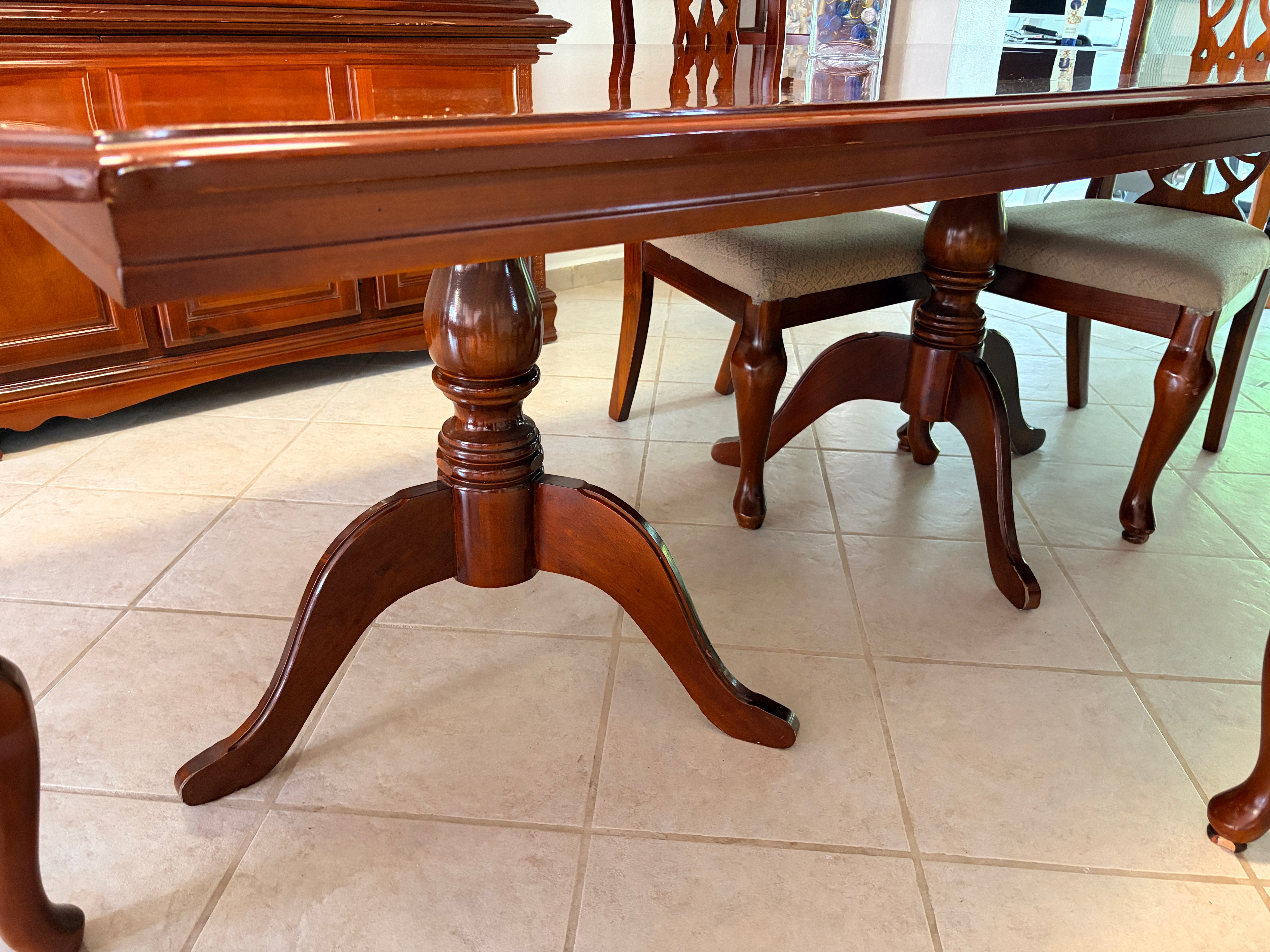 Comedor Estilo Clásico con Vitrina para 6 personas
