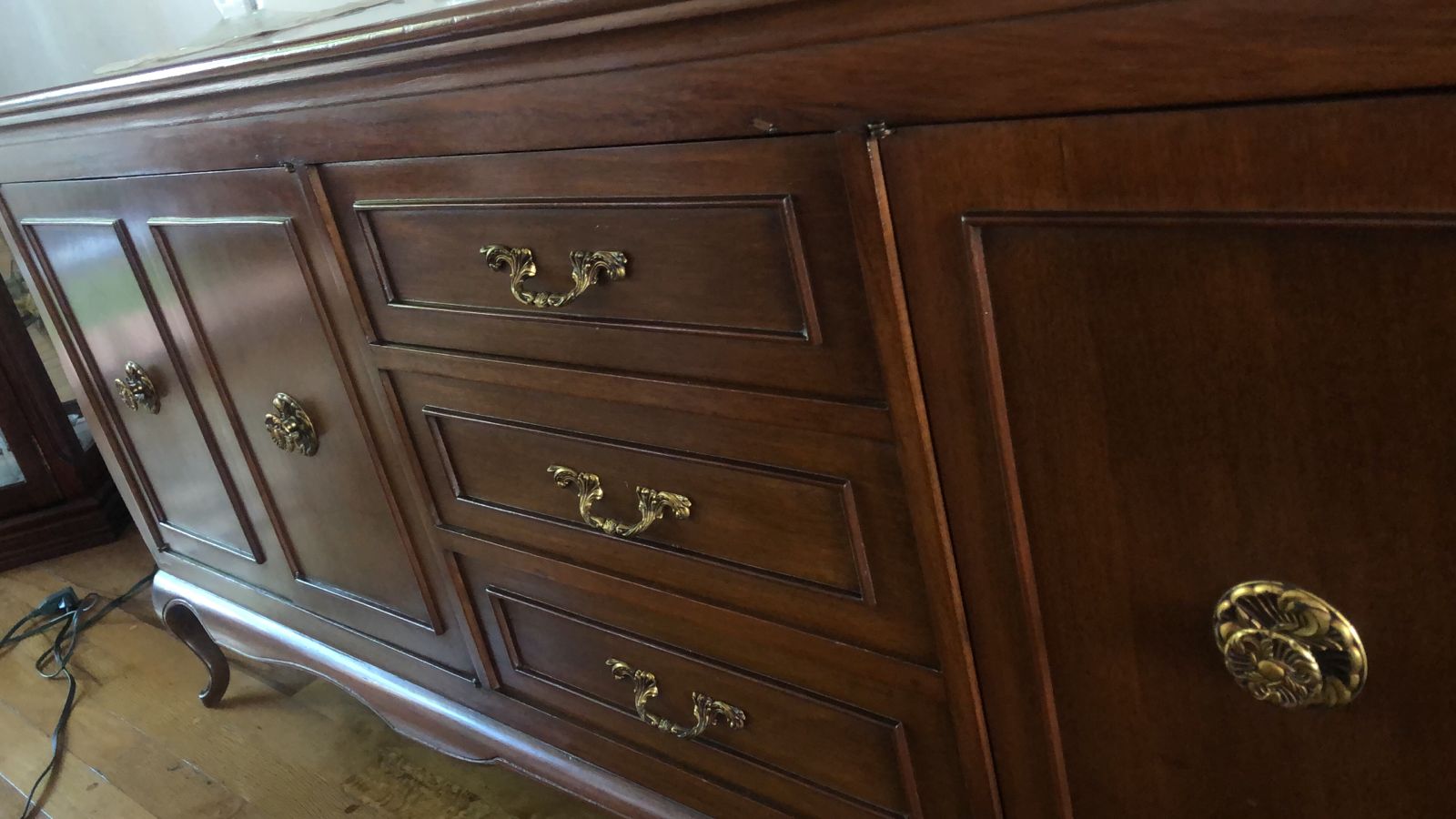 Trinchador 4 Puertas y 3 Cajones