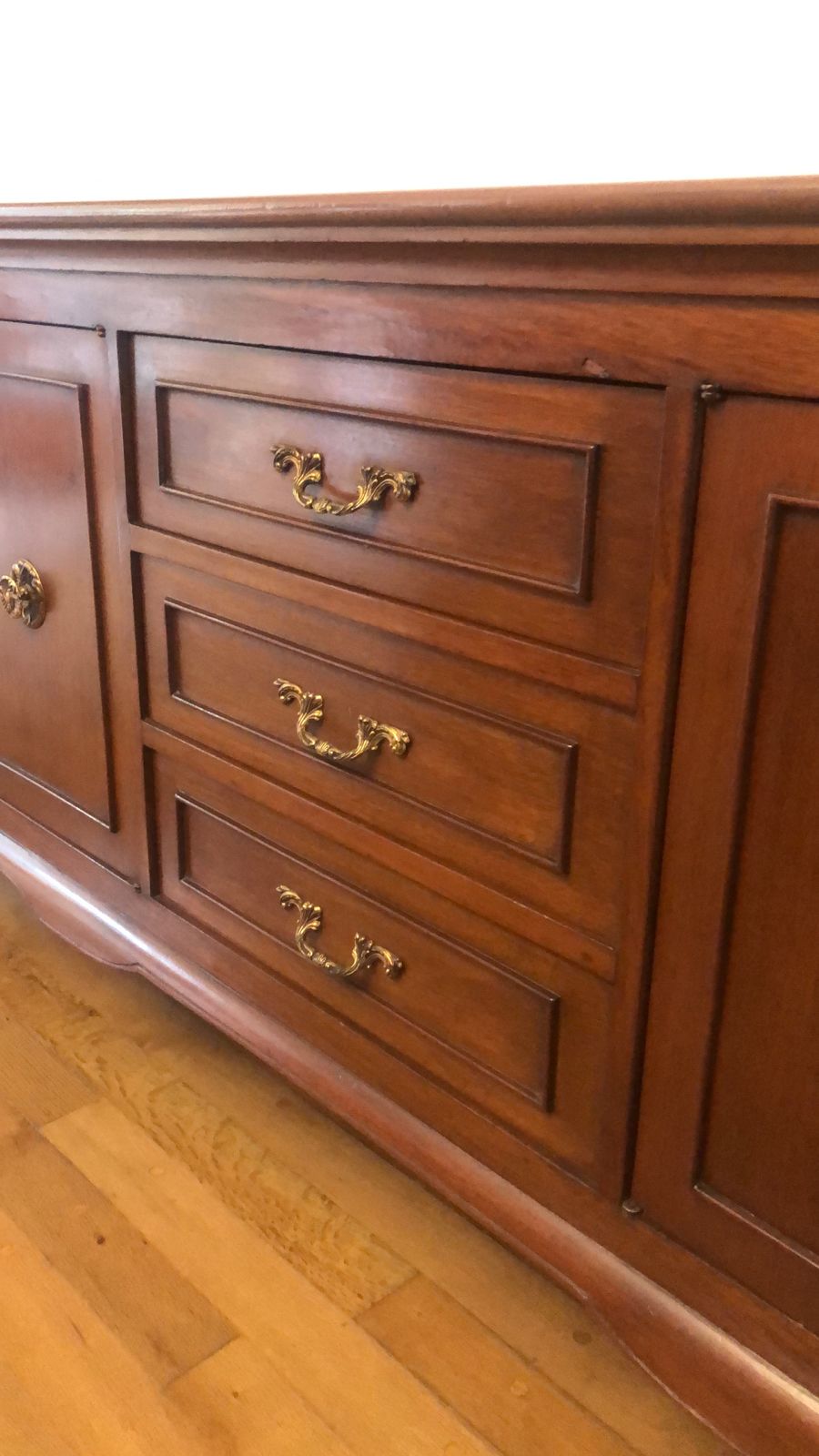 Trinchador 4 Puertas y 3 Cajones